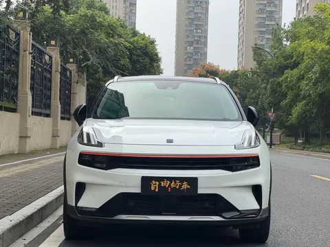 Lynk & Co 06