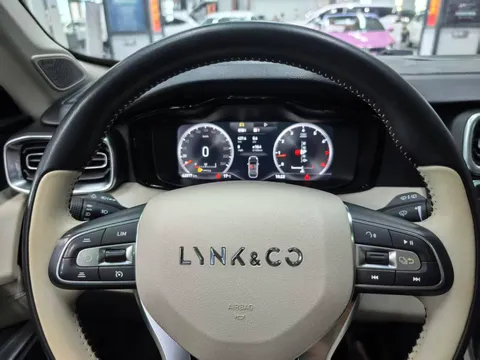 Lynk & Co 01