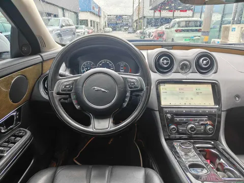 Jaguar XJ