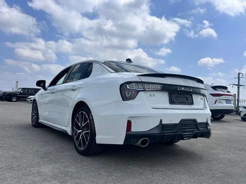Lynk & Co 03