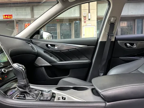 Infiniti Q50L