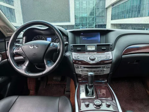 Infiniti Q70