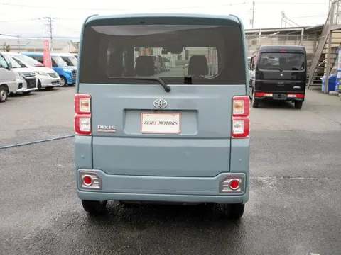 Toyota Pixis Mega