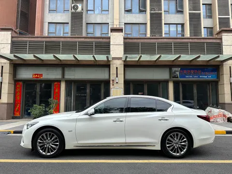 Infiniti Q50L