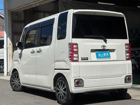 Toyota Pixis Mega