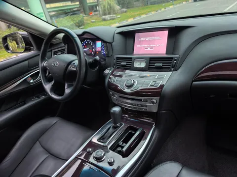 Infiniti Q70