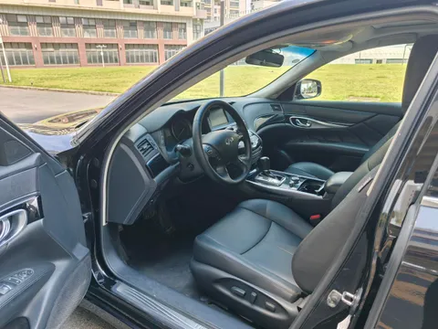 Infiniti Q70