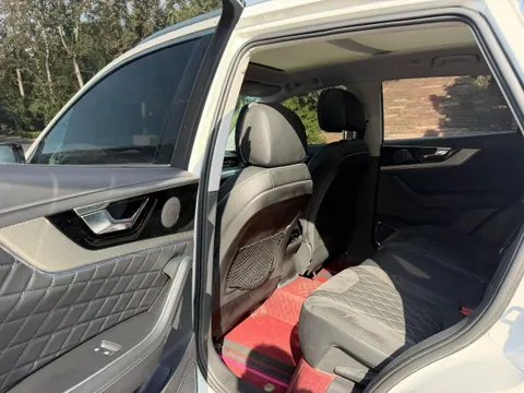 Hongqi HS5