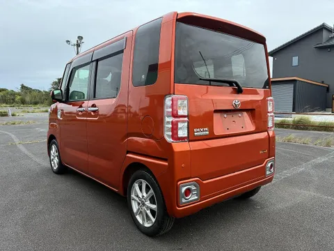 Toyota Pixis Mega
