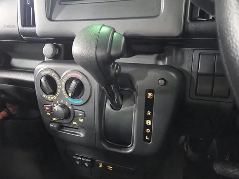 Nissan Clipper Van