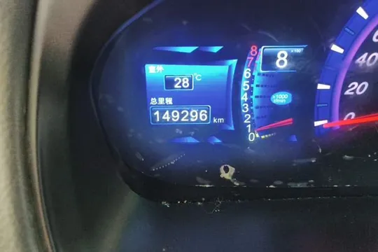 BYD M6