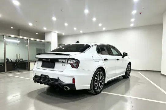 Lynk & Co 03
