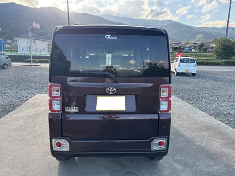 Toyota Pixis Mega