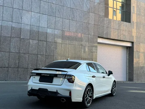 Lynk & Co 03