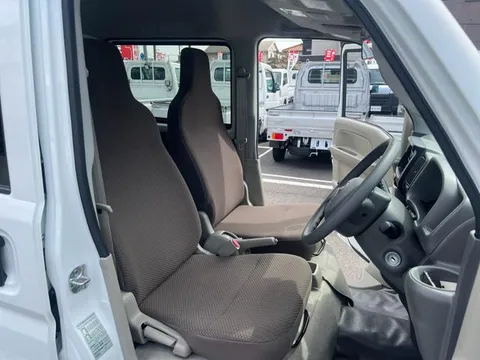 Nissan Clipper Van