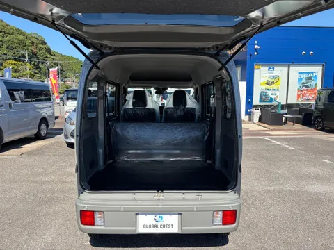 Nissan Clipper Van