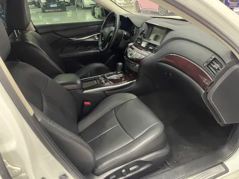 Infiniti Q70