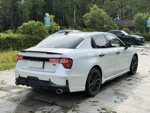 Lynk & Co 03