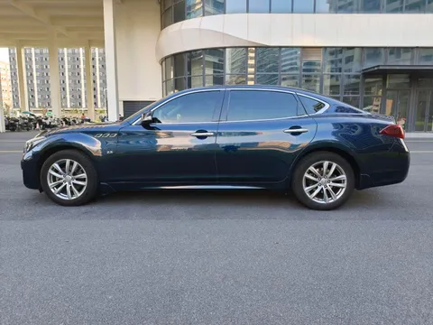 Infiniti Q70