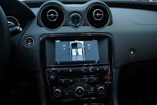Jaguar XJ
