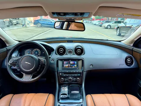 Jaguar XJ