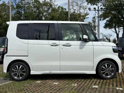 Honda N-BOX Custom