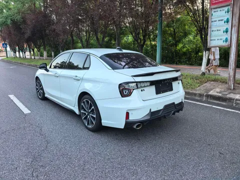 Lynk & Co 03