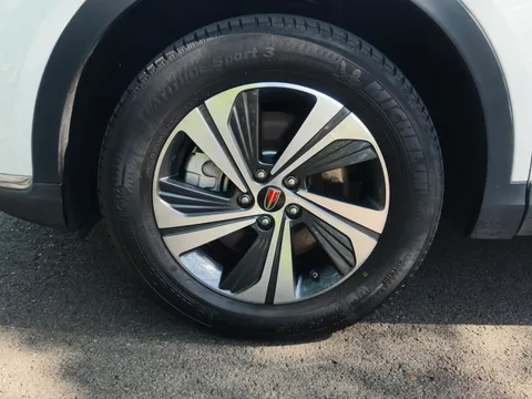 Hongqi HS5