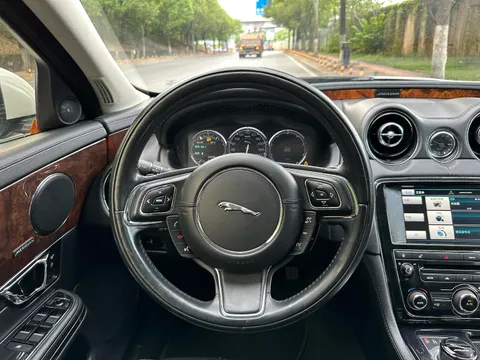 Jaguar XJ