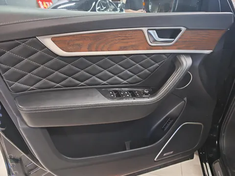 Hongqi HS7