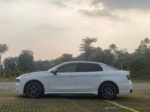 Lynk & Co 03