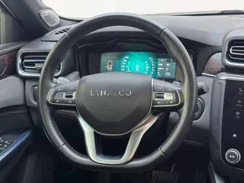 Lynk & Co 03
