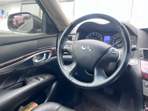 Infiniti Q70
