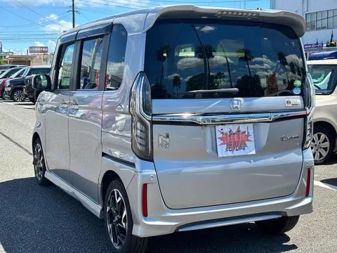 Honda N-BOX Custom