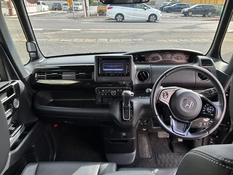 Honda N-BOX Custom