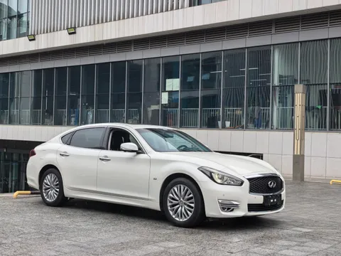 Infiniti Q70