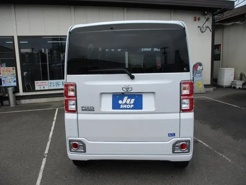 Toyota Pixis Mega