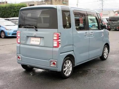 Toyota Pixis Mega