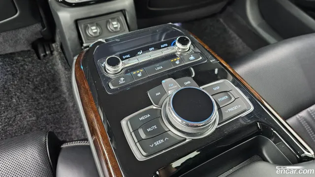 Genesis G90 (EQ900)