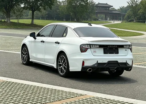 Lynk & Co 03