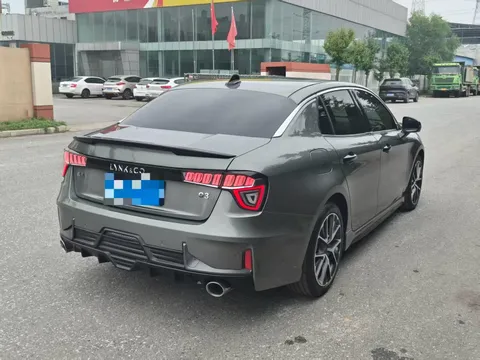 Lynk & Co 03