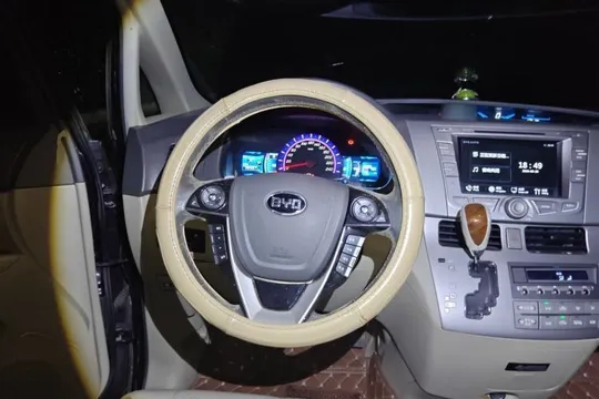 BYD M6