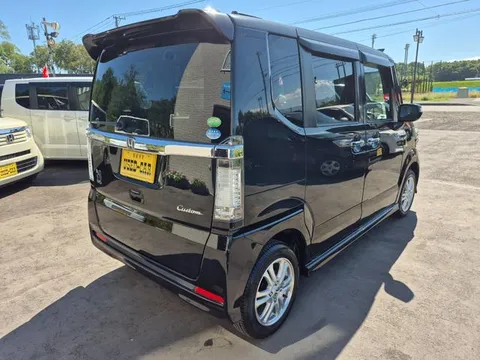 Honda N-BOX Custom