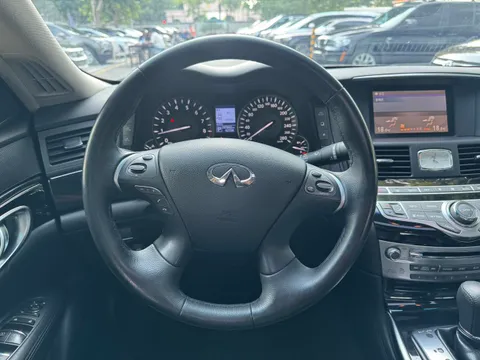 Infiniti Q70