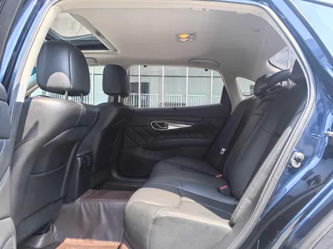 Infiniti Q70