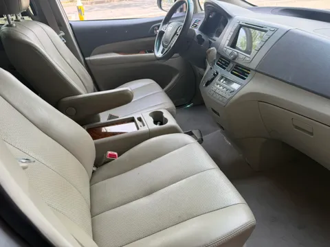BYD M6