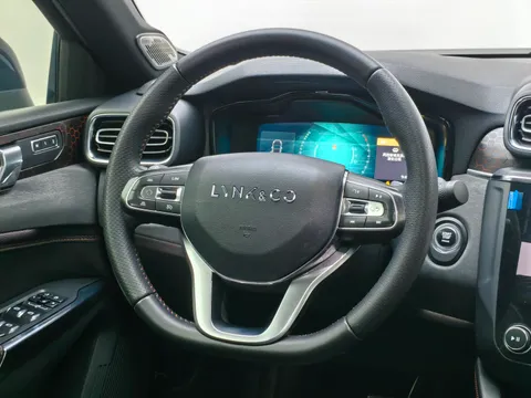 Lynk & Co 03