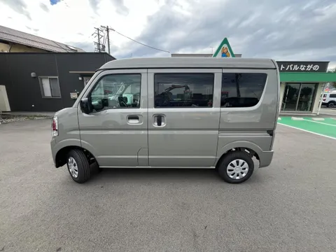 Nissan Clipper Van