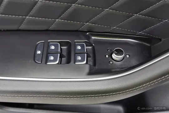 Hongqi HS5
