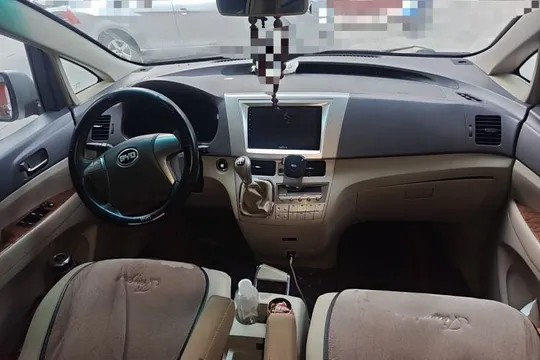 BYD M6